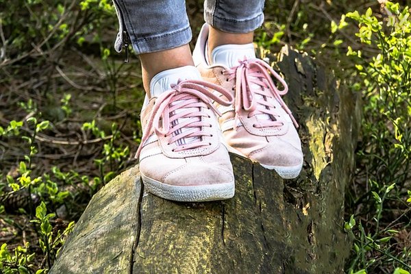 Baskets femme tendance : styles, marques et astuces confort
